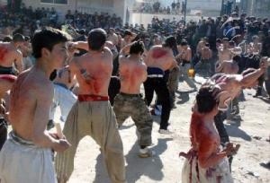Afghan_Shiites_performing_self_flagellation_in_2009-3